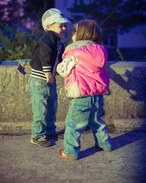 Niños jugando por la noche —  Fotos de Stock