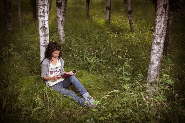 Mladá žena s časopisem. — Stock fotografie