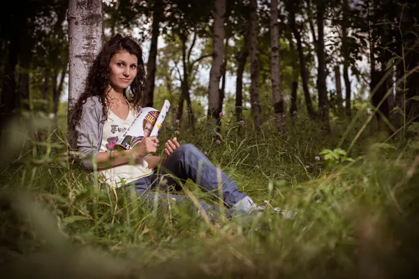 Young woman with magazine. — Stock Photo, Image