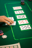5 card poker ruka na zelené pokerový stůl.