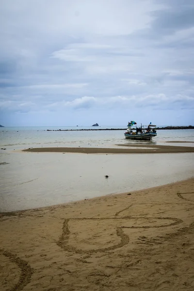 Barco en el mar cerca de la orilla — Foto de Stock