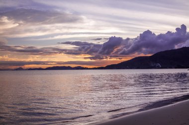 Tropik bir plajda gün batımı