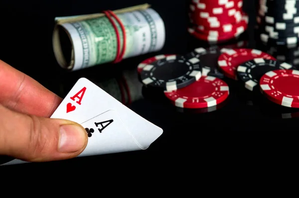 Póker Kártyák Egy Pár Kombinációval Szerencsejátékos Kéz Közelsége Kártyázik Kaszinóban — Stock Fotó