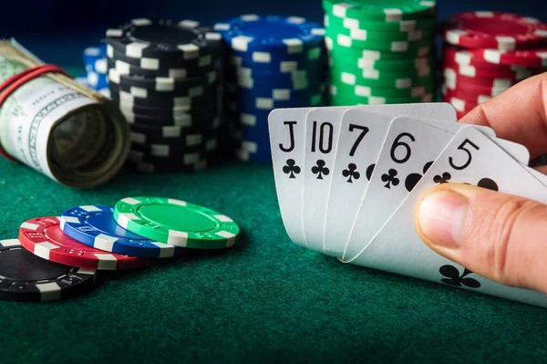 Póker Kártyák Egyenes Flöss Kombinációval Szerencsejátékos Kéz Közelsége Kártyázik Kaszinóban — Stock Fotó