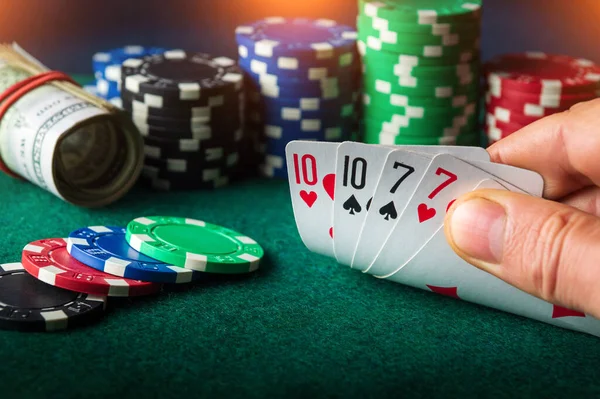 Póker Kártyák Két Pár Kombinációval Szerencsejátékos Kéz Közelsége Kártyázik Kaszinóban — Stock Fotó