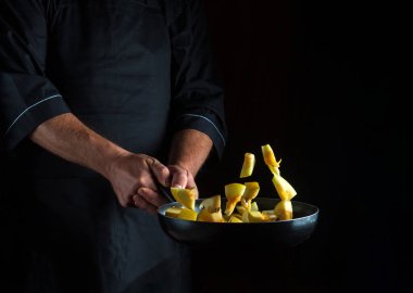 Profesyonel şef kabağı tavada pişirir. Sebze pişirmek. Sağlıklı vejetaryen yemekleri ve yemek.