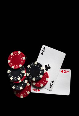 Pokerde tek çiftle kazanma fikri. Poker kulübündeki siyah masada fişler ve kartlar. Boş reklam alanı
