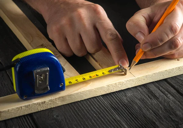 Falegname Segni Matita Blocco Legno Mani Del Maestro Primo Piano — Foto Stock