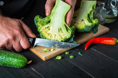 Profesyonel şef bir restoran mutfağında karnabahar kesiyor. Kahvaltı ya da akşam yemeği için lezzetli bir diyet fikri 