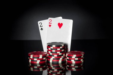 Bir çift kombinasyonlu poker oyunu. Fişler ve kartlar siyah masada. Başarılı ve kazançlı.