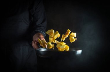 Şef bir tavada kabak hazırlar. Sebze pişirmek. Sağlıklı vejetaryen yemekleri ve yemekleri.