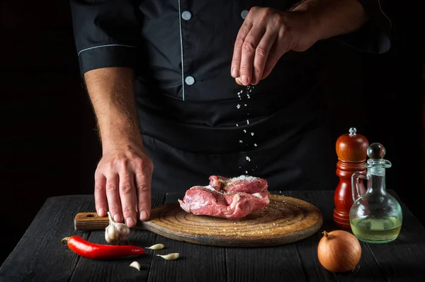 Chef Polvilhe Carne Com Sal Preparação Carne Antes Assar Ambiente — Fotografia de Stock