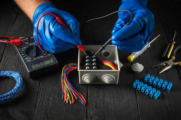 Electricista Profesional Utiliza Probador Para Comprobar Los Contactos Caja Conexiones — Foto de Stock