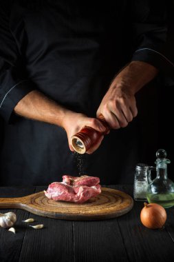 Salamura için çiğ et fileto pişir ve biber ya da kırmızı biber ekle. Restoranda ya da kafede, mutfakta çalışma ortamı.