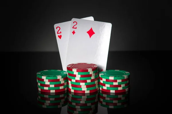 Poker Gra Jedną Kombinacją Par Chipy Karty Ciemnym Stole Zwycięstwo — Zdjęcie stockowe