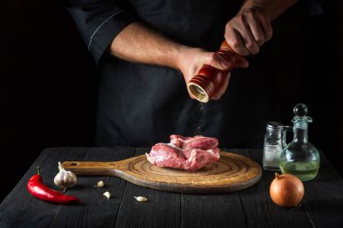 Salamura için çiğ et fileto pişir ve biber ya da kırmızı biber ekle. Restoranda ya da kafede, mutfakta çalışma ortamı.