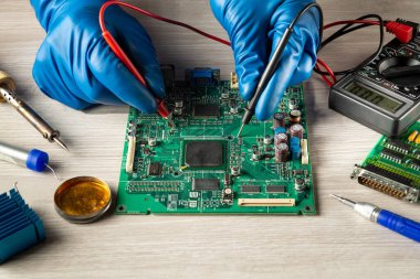 Elektronik imalat hizmetleri, elektronik panoyu bir testçiyle test etmek. Bilgisayar veya elektronik tamir hizmeti 