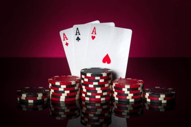 Üçlü ya da set kombinasyonlu poker oyunu. Fişler ve kartlar masada. Başarılı ve üç as kazandı.