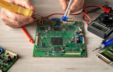 Elektronik imalat hizmetleri, elektronik kartların elle lehimlenmesi. Bilgisayarlar veya elektronikler için onarım hizmeti