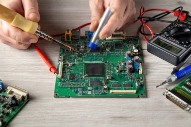 Bir atölyedeki ustabaşının bilgisayarları ya da elektronik aletleri tamir etmesi. Bir atölyede çalışan bir uzman tarafından bilgisayar onarım hizmeti