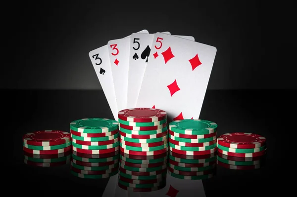 Poker Gra Dwóch Par Kombinacji Chipsy Karty Czarnym Stole Zwycięstwo — Zdjęcie stockowe