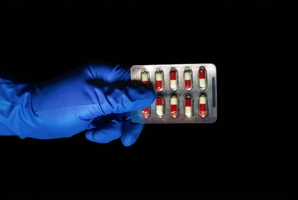 Arzt Hand Hand Einem Blauen Handschuh Gibt Tabletten Idee Gesundheitsfürsorge — Stockfoto