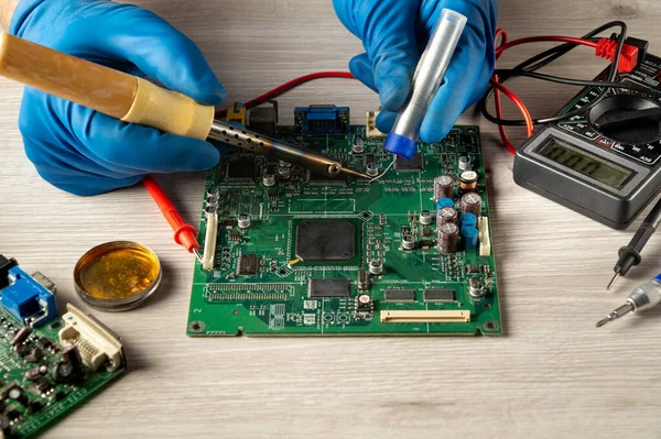 Elektronik imalat hizmetleri, elektronik levhaların elle lehimlenmesi. Bir atölyede ustabaşı tarafından bilgisayar ya da elektronik onarımları.