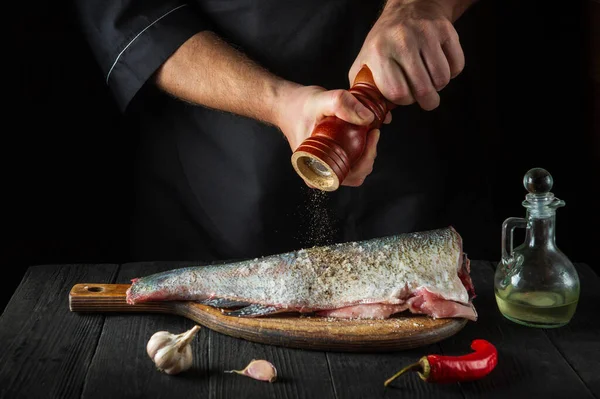 Şef taze balık serpme biberi hazırlıyor. Balık yemi pişirmeye hazırlanıyorum. Restoranda ya da kafe mutfağında çalışma ortamı.