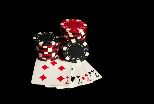 Игра Покер Четырех Видов Четырех Комбинаций Чипсы Карты Черном Столе — стоковое фото
