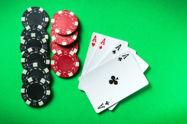 Dörtlü ya da dörtlü bir poker oyunu. Fişler ve kartlar yeşil masada.