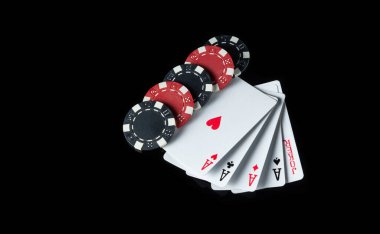 Siyah arkaplanda beşli ya da beşli kartlar ve çipler. Bir poker kulübünde ya da kumarhanede maksimum kazanan kombinasyon