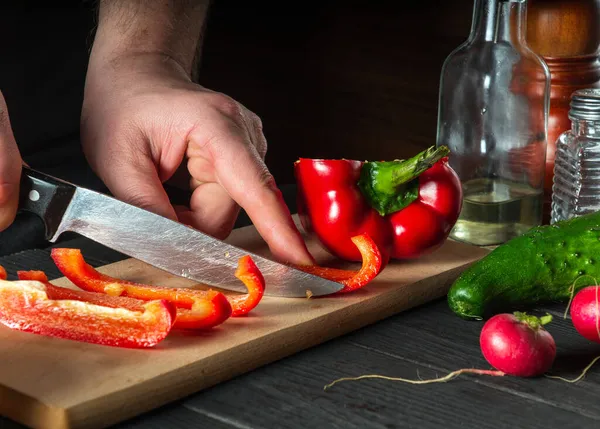 厨师用手在切菜板上切辣椒的特写 在餐馆或咖啡店的厨房里专业地准备沙拉 — 图库照片