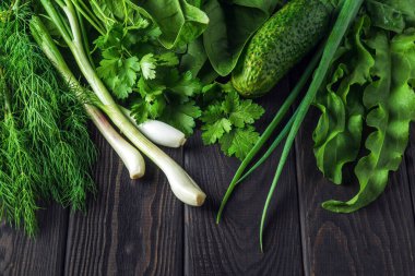 Siyah masada salata diyeti için sebze seti. Restoranda ya da kafede salata pişirmek. Boş reklam alanı.