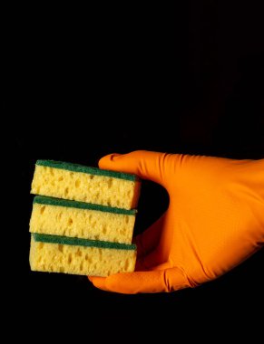 Eldivenin içinde siyah arka planda üç tane el bezi var. Arazi temizleme fikri