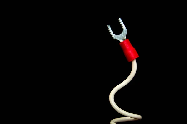 Biały Przewód Czerwonym Zaciskiem Elektrycznym Czarnym Tle — Zdjęcie stockowe