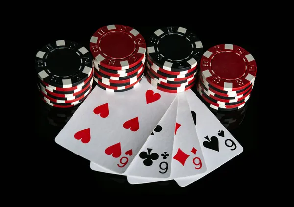 Poker Hra Čtyřmi Druhy Kombinace Žetony Karty Černém Stole Úspěšné — Stock fotografie