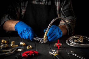 Tesisatçı kalibrenin çapını ölçer. Gaz kurulumu sırasında atölyede çalışma ortamı.