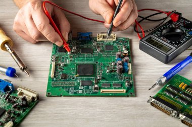 Elektronik imalat hizmetleri, elektronik panoyu bir testçiyle test etmek. Bilgisayar veya elektronik tamir hizmeti