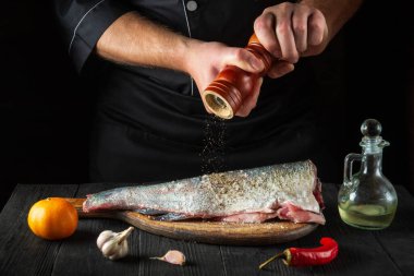 Aşçı taze balık serpme biberi hazırlar. Balık yemi pişirmeye hazırlanıyorum. Restoranda ya da kafe mutfağında çalışma ortamı