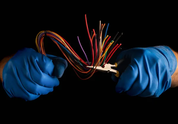 Nahaufnahme Der Hände Eines Elektrikermeisters Handschuhen Während Der Arbeit Reparatur — Stockfoto