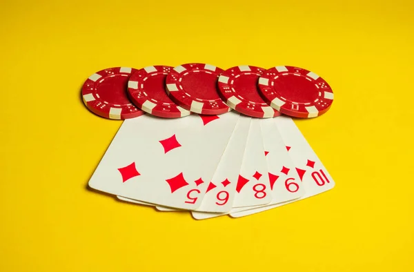 Игра Покер Комбинацией Флеш Чипсы Карты Желтом Столе Успех Выиграть — стоковое фото