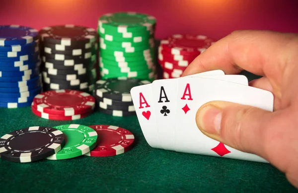 Póker Kártyák Háromféle Vagy Beállított Kombináció Közelről Szerencsejátékos Kéz Veszi — Stock Fotó