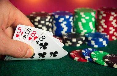 İki çift kombinasyonu olan poker kartları. Kumarbazın eli poker kulübünde kağıt oynar.