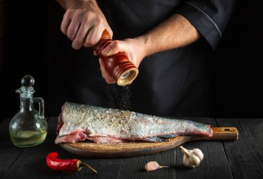 Profesyonel şef taze balık serpme biberi hazırlar. Balık yemi pişirmeye hazırlanıyorum. Restoranda ya da kafeteryada çalışma ortamı