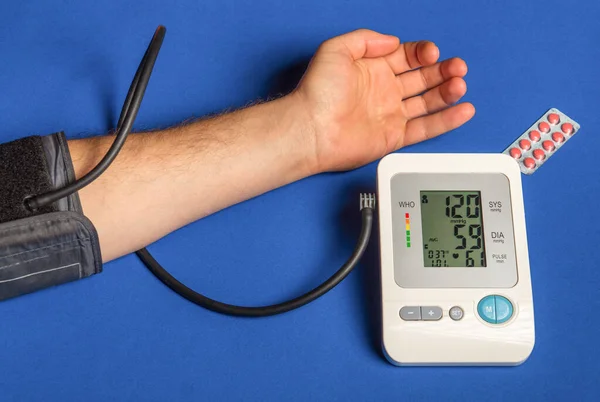 Mavi Tıbbi Masada Insan Kendi Kan Basıncını Ölçer Kendi Sağlığına — Stok fotoğraf