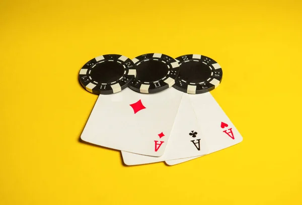 Игра Покер Тремя Набором Комбинаций Чипсы Карты Желтом Столе Успех — стоковое фото