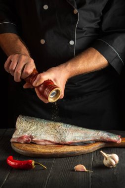 Şef taze balık serpme biberi hazırlıyor. Balık yemi pişirmeye hazırlanıyorum. Restoranda ya da kafe mutfağında çalışma ortamı.