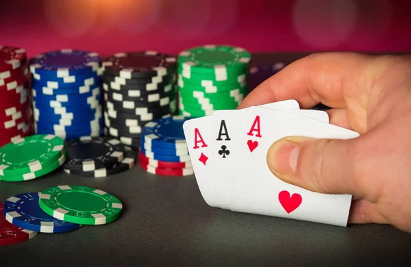Покерные Карты Тремя Набором Комбинаций Крупный План Игрока Руки Берет — стоковое фото