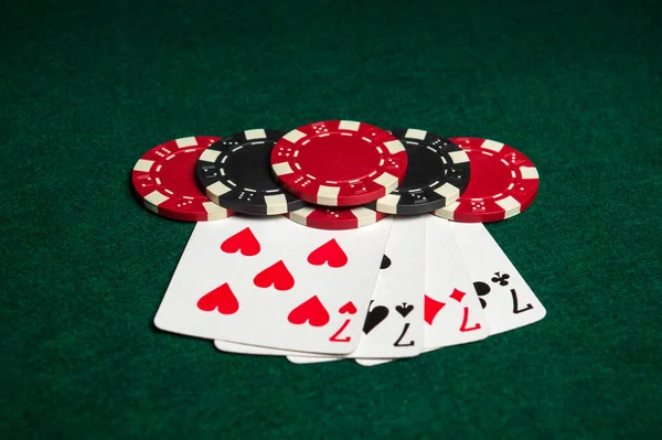 Poker Game Four Kind Quads Combination Chips Cards Green Table — Stock Photo, Image