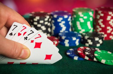 Poker kartları ve dört farklı kombinasyon. Kumarbazın eli poker kulübünde kağıt oynar.
